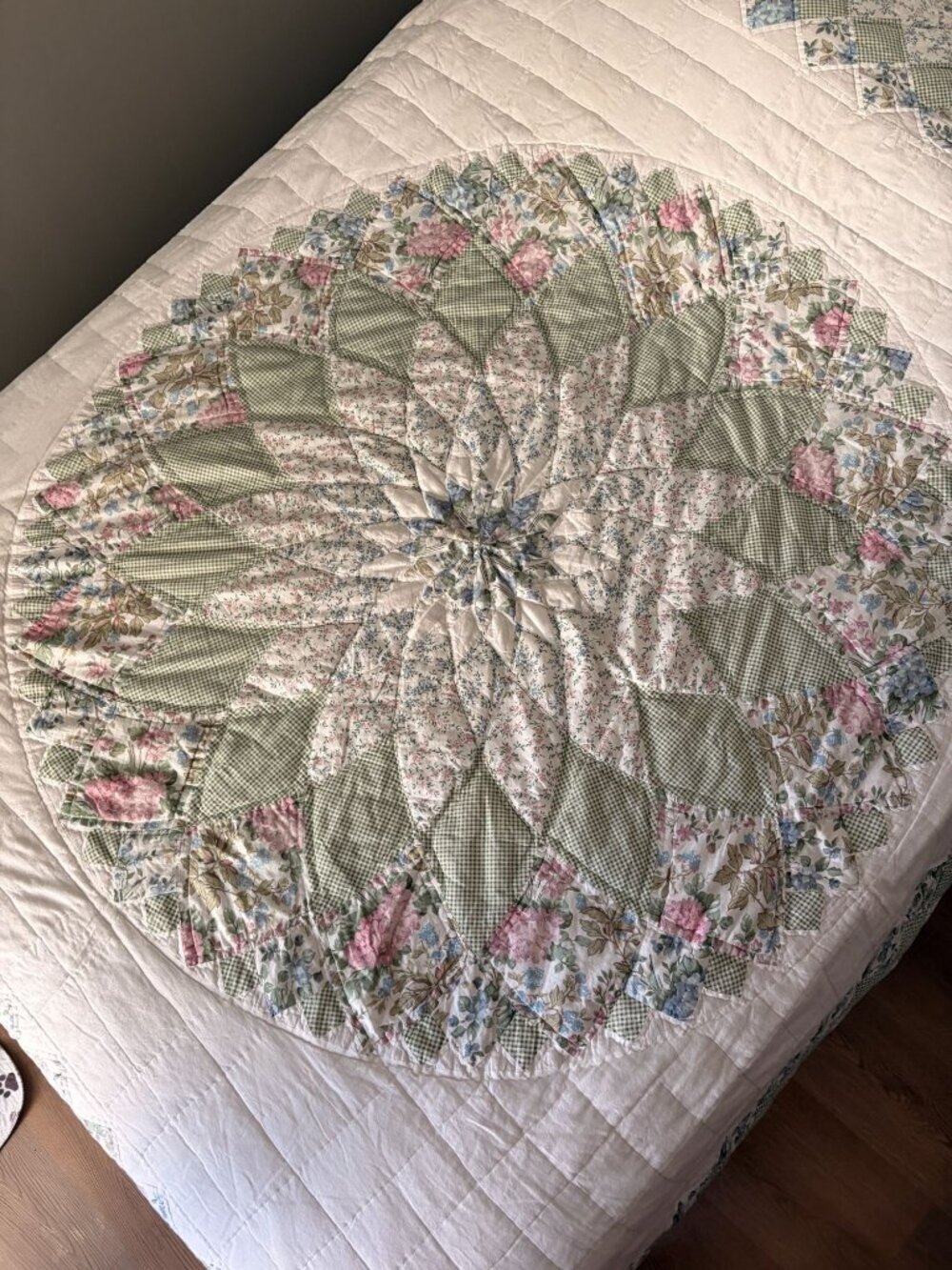 Vintage Giant Dahlia patchwork quilt- Full/ Standard Size